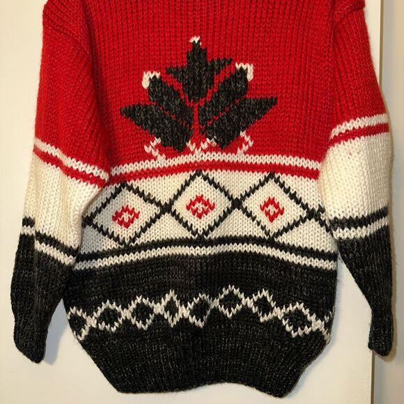 VINTAGE Large Chunky Crewneck Hand Knit Sweater Red White Charcoal Snowflake EUC - Picture 2 of 11